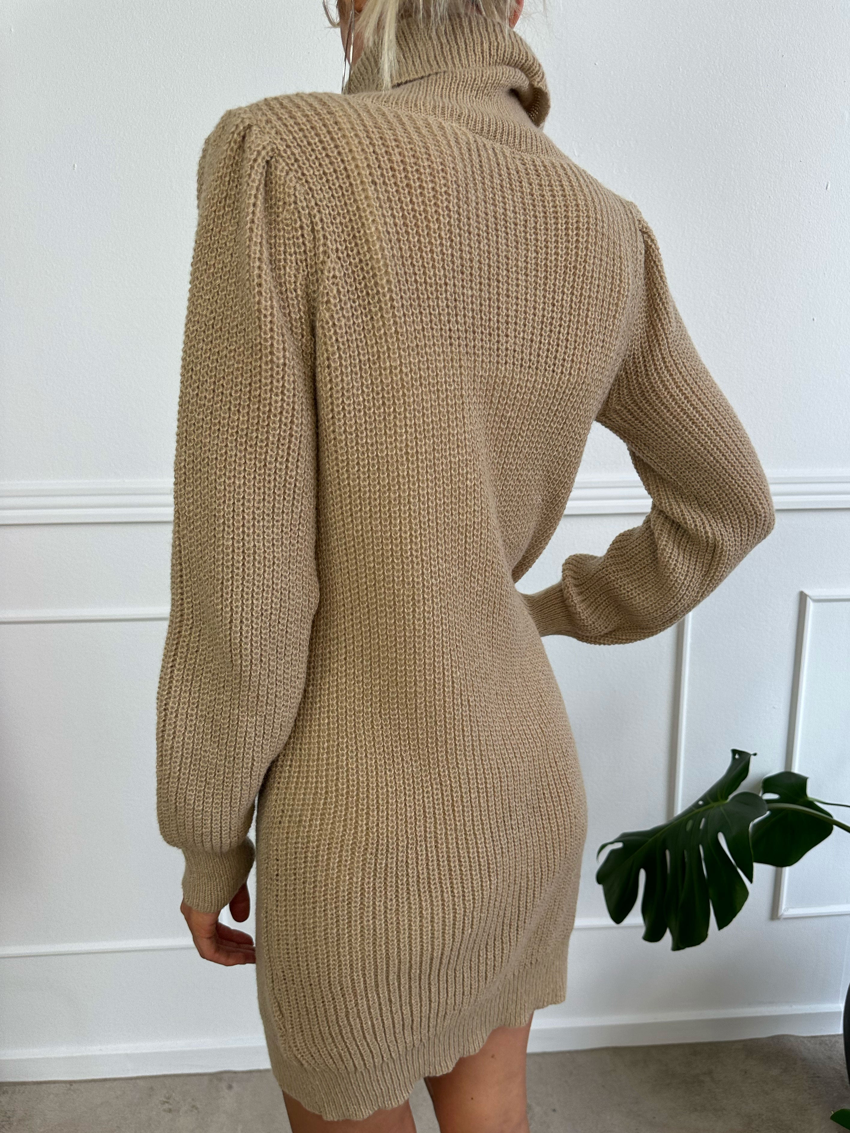 Teresa - Kort simpel strikkjole med turtleneck